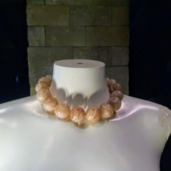 Pink marbled lucite, gold tone choker/. Necklace. Vintage mid century - Picture 6 of 14